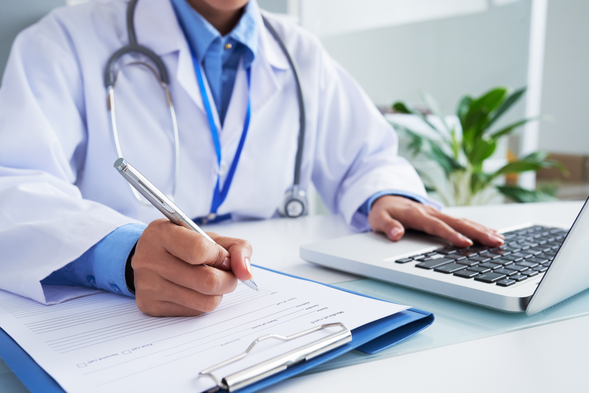 Como aplicar uma boa gestão financeira em saúde? Médicos também precisam organizar suas finanças com eficiência? Confira!