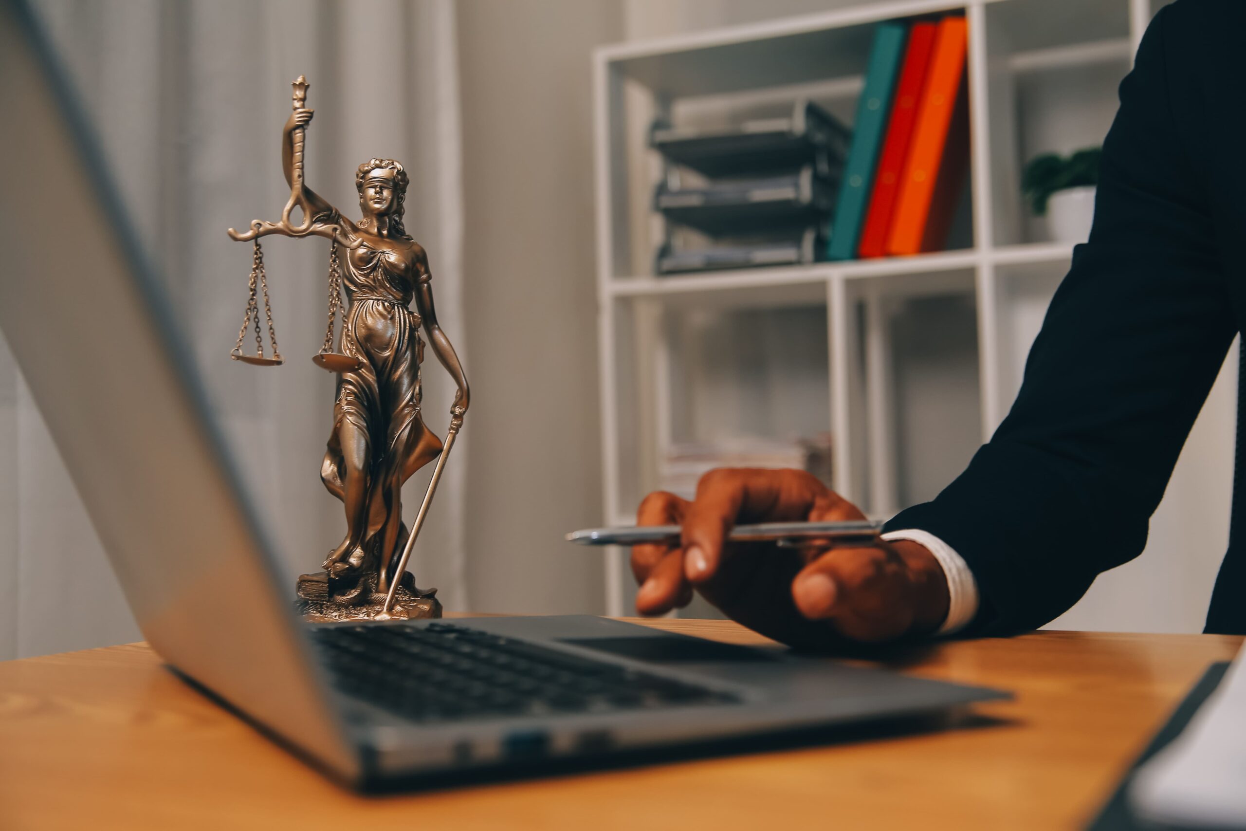 Abrir um negócio na advocacia à distância pode ser um desafio, mas também uma grande oportunidade. Saber exatamente como abrir um escritório de advocacia online é essencial para garantir o sucesso nesse novo formato de atendimento. Atualmente, muitos advogados estão buscando autonomia e flexibilidade, optando por atuar exclusivamente no ambiente digital. Este artigo vai abordar, de forma direta e didática, como estruturar um escritório online, desde a documentação até as ferramentas tecnológicas necessárias. Planejamento jurídico e estratégico A princípio, antes de formalizar o negócio, o advogado deve identificar seu público-alvo, nicho de atuação e canais de atendimento. Esse planejamento é essencial para alinhar expectativas, metas e objetivos de crescimento. Avaliar a viabilidade financeira e estruturar os serviços também faz parte da preparação. Para quem busca entender como abrir um escritório de advocacia online, portanto, vale considerar modelos de atendimento remoto e híbrido, com foco em consultorias jurídicas, produção de conteúdo e atendimento por videoconferência. Formalização do CNPJ para advogados autônomos Primeiramente, é preciso obter o registro na OAB como advogado(a) habilitado(a). Em seguida, é necessário abrir um CNPJ. As opções mais comuns são a Sociedade Unipessoal de Advocacia (SUA) e a Sociedade Simples. Ambas devem seguir as normas da OAB e são recomendadas para reduzir a carga tributária e garantir benefícios fiscais. Na prática, contar com suporte contábil especializado em escritórios jurídicos facilita essa etapa e evita inconsistências nas obrigações acessórias. Etapas práticas para abrir o CNPJ do seu escritório online Abaixo, um resumo das etapas obrigatórias: 1. Cadastro no sistema da OAB como pessoa jurídica Antes de tudo, o advogado deve registrar a sociedade junto à Ordem dos Advogados do Brasil. Esse cadastro é obrigatório e garante a legalidade da atuação jurídica da empresa. 2. Elaboração e assinatura do contrato social ou ato constitutivo Esse documento estabelece, sobretudo, as regras internas do escritório, definindo responsabilidades, estrutura societária, capital social e outros detalhes fundamentais para o funcionamento legal da empresa. 3. Registro na Junta Comercial ou Cartório de Registro Civil de Pessoas Jurídicas Após assinar o contrato, é necessário registrá-lo no órgão competente. Sociedades Simples devem registrar em cartório, enquanto Sociedades Unipessoais vão à Junta Comercial. 4. Geração do CNPJ no site da Receita Federal Com o contrato já registrado, o próximo passo é solicitar o CNPJ. Isso é feito diretamente pelo site da Receita Federal e representa a formalização fiscal do negócio. 5. Inscrição municipal e solicitação de alvará de funcionamento (mesmo para home office) A inscrição na prefeitura é necessária para emissão de nota fiscal e pagamento de ISS. Mesmo que o escritório funcione em casa, o alvará de funcionamento é exigido. 6. Definição do regime tributário Por fim, o regime tributário deve ser definido com o apoio de um contador. Essa escolha impacta diretamente nos impostos pagos e na lucratividade do negócio. Infraestrutura digital e ferramentas obrigatórias Um escritório jurídico virtual deve, acima de tudo, investir em estrutura mínima profissional para transmitir segurança e credibilidade. Entre os principais recursos, destacam-se: Website profissional com domínio próprio e SSL ativo; Plataforma de gestão de prazos e processos (ERP jurídico); Certificado digital (e-CPF ou e-CNPJ); Soluções de videoconferência integradas ao atendimento; Armazenamento em nuvem com backup automático e criptografia. Por conseguinte, ao montar essa infraestrutura, o advogado ganha eficiência operacional. Além disso, melhora significativamente a experiência do cliente durante toda a jornada de atendimento. Marketing digital e ética na advocacia Entender como abrir um escritório de advocacia online também requer atenção à divulgação do negócio. Isto é, pois o marketing jurídico deve respeitar o Código de Ética da OAB e o Provimento 205/2021, sendo informativo, discreto e sem caráter mercantil. Táticas permitidas incluem: Publicações educativas em redes sociais; Artigos em blog sobre temas jurídicos do nicho de atuação; Produção de conteúdo em vídeos e podcasts jurídicos. É fundamental reforçar, sobretudo, que a abordagem deve ser consultiva e respeitosa, sempre valorizando a reputação e a ética profissional. Segurança digital e conformidade com a LGPD Um ponto essencial para escritórios digitais é, sem dúvida, a proteção de dados dos clientes. Nesse sentido, a conformidade com a LGPD (Lei Geral de Proteção de Dados) deve ser priorizada desde o início: Primeiramente, é importante ter uma definição clara de política de privacidade e uso de cookies no site; Além disso, recomenda-se a utilização de sistemas com autenticação em dois fatores e criptografia de dados; Também é necessário garantir o armazenamento seguro de documentos jurídicos; Por fim, o treinamento de equipe sobre boas práticas de segurança da informação é indispensável. Em conclusão, essas medidas reduzem riscos jurídicos e, ao mesmo tempo, garantem confiança no relacionamento com os clientes. Ferramentas que otimizam a rotina do advogado digital A fim de alcançar maior produtividade, o advogado pode contar com as seguintes plataformas: AdvBox: automação e gestão de tarefas jurídicas; Diligeiro ou DocuSign: assinatura eletrônica com validade jurídica; Google Workspace: e-mails e agendas integradas; Trello ou Notion: organização e controle de projetos. O uso dessas ferramentas ajuda a estruturar rotinas administrativas e garante eficiência mesmo em escritórios enxutos. Artigos relacionados no blog da JLVIANA A JLVIANA Consultoria Contábil tem conteúdos relevantes para profissionais do direito: Quais são os custos de um escritório de advocacia? Abrir um escritório de advocacia em São Paulo: abra seu CNPJ 3 métodos para controle financeiro de escritório de advocacia Chegou a hora de profissionalizar seu escritório digital! Como vimos, aprender como abrir um escritório de advocacia online envolve preparo legal, planejamento estratégico, ferramentas digitais e conhecimento contábil. Além de garantir estrutura e segurança, essa jornada proporciona mais autonomia e proximidade com os clientes. A JLVIANA Consultoria Contábil oferece atendimento nacional e foco total no setor jurídico. Com 20 anos de experiência, disponibilizamos suporte completo para abertura de CNPJ, definição tributária e gestão financeira do seu escritório digital. Quer abrir um escritório jurídico online com segurança, agilidade e assessoria especializada? Conte com a JLVIANA.